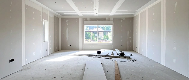 Kamer in renovatie met gipsplatenwanden.