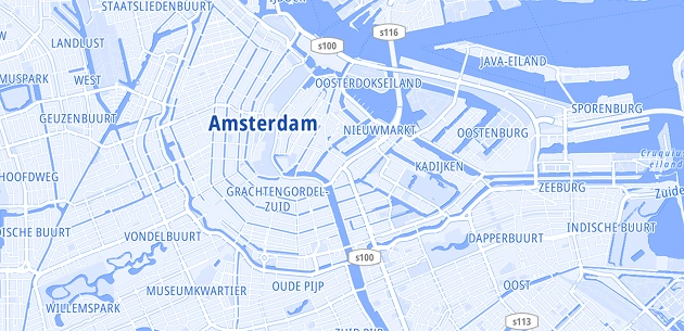 Google-kaart van Amsterdam in blauw en wit met wegen.
