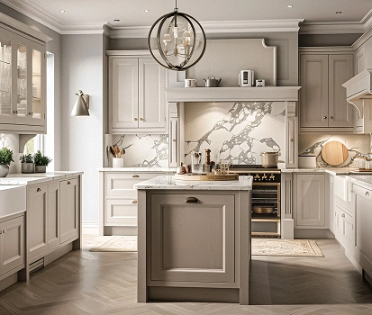 Witte keuken met lichte keukeninrichting in barokstijl.